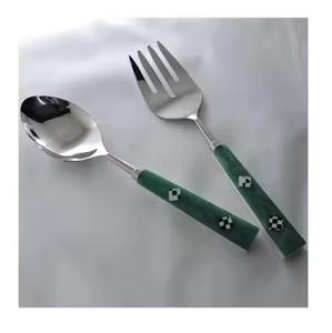 Ensemble de serveurs à salade en acier inoxydable finition argentée avec poignée en laiton torsadé pour la maison et les hôtels. - Product Image 2