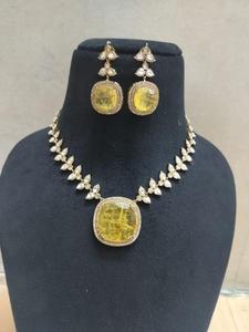 Ensemble de collier Kundan exquis pièce de bijoux de mariée artisanale avec boucles d'oreilles assorties parfait pour les mariages Occasions spéciales - Product Image 4