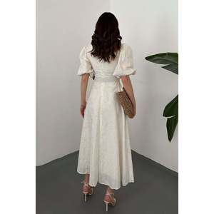 Robe brodée blanc cassé avec détail de bonnets intégrés et ceinture. - Ecru - Product Image 5