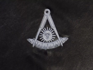 Encuentra icono similar Alta calidad OEM Personalizable Cuero Masónico Delantal Regalia Caso Hecho a mano Costura Calidad superior Ronpex - Product Image 3