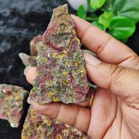Natürliche Ajooba-Jaspis-Kristallsplitter im Großhandel - KALA CULTURE Großhändler für Heilkristalle - Rohe Kristalle für Energieheilung und Mineralien
