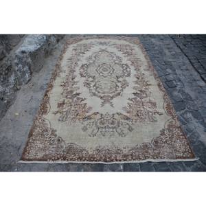 Alfombra turca vintage de 5x9 pies en lana beige y marrón, tejido plano, alfombra para sala de estar con respaldo de látex, patrón de retazos clásico - Product Image 1