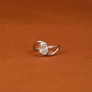 Anillo de compromiso de diamantes cultivados en laboratorio con ajuste de Halo oculto de corte ovalado, diseño hecho a mano personalizado con anillo de diamantes de oro macizo de 18 quilates - Product Image 1