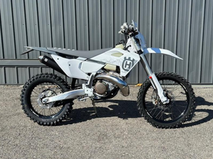 Nueva Motocicleta Todoterreno Husqvarna TE 300 Pro Enduro 2025 de Alto Rendimiento - Motocicleta Todoterreno de 2 Tiempos - Product Image 4