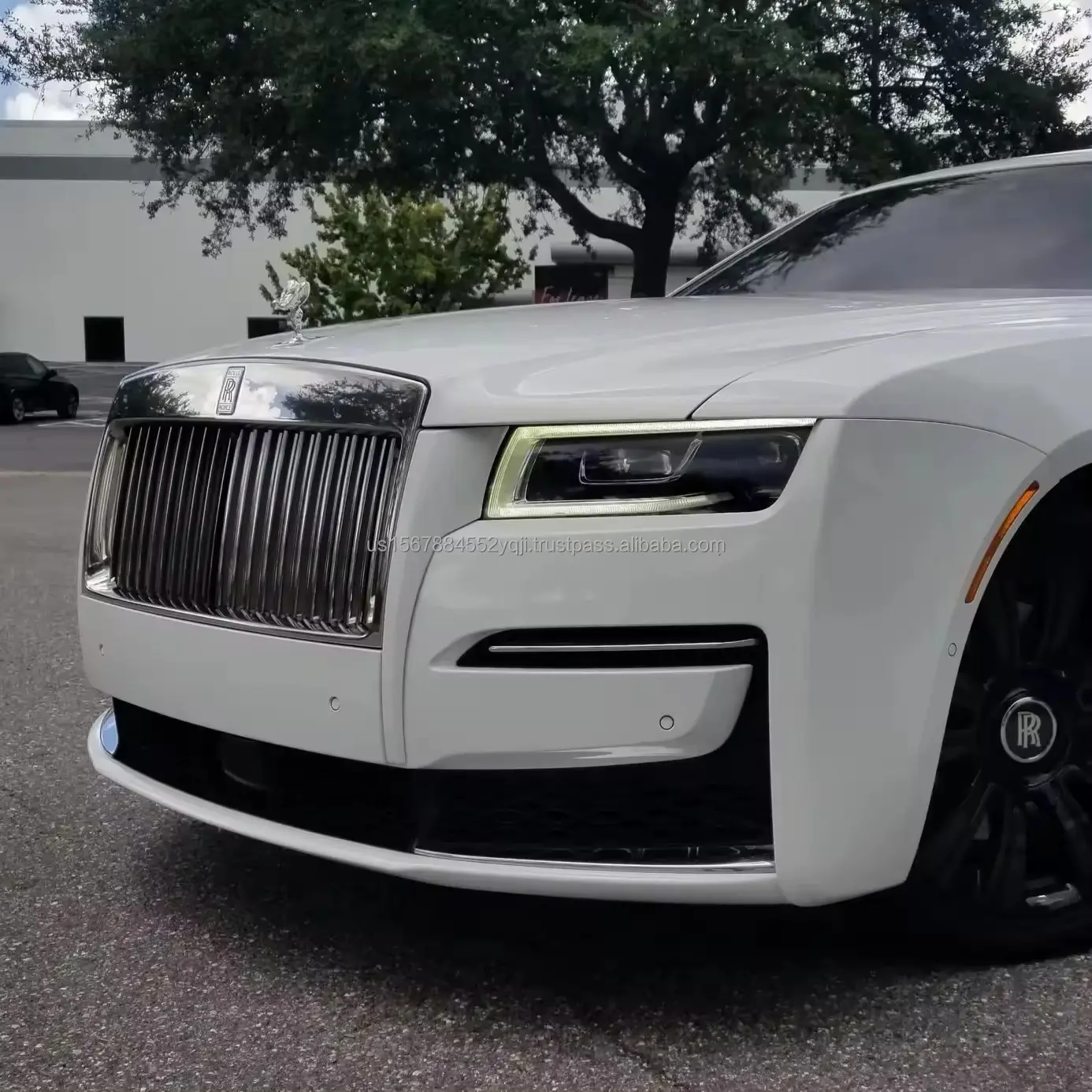 Sistem hiburan jok belakang 2021 Rolls Royce Ghost Turbo V12 bekas dengan rapi