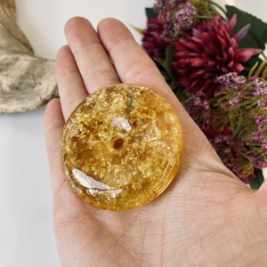 Pendentif Donut en Ambre Jaune de la Baltique, Ambre Cognac Clair avec Inclusions - Product Image 5