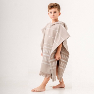 Poncho de bain à capuche pour enfants en gros - Rayures ton sur ton 100% coton turc, fournisseur OEM pour la plage, la natation et le surf - Product Image 3