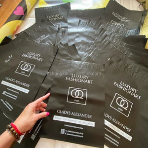 Bolsa de Envío de Poliéster con Logotipo Dorado Impreso, Impermeable, Resistente a Desgarros, Negra Mate, para Sudaderas y Ropa - Product Image 6