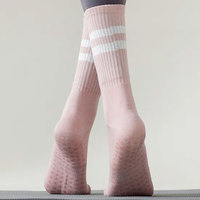 Chaussettes de sport pour femmes Yoga Grip Pilates Crew Socks Logo personnalisé Coton rayé Solide Personnalisé Chaussettes de Pilates Crew Grip pour femmes