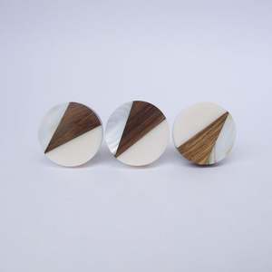 Poignées/ Boutons de tiroir en bois et résine écologiques et élégants à forte vente pour meubles et armoires - l'artisanat pour la maison - Product Image 3