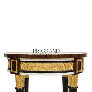 Mesa Auxiliar Redonda de Lujo con Incrustaciones de Nogal y Detalles Tallados a Mano en Dorado sobre Patas Negras Acanaladas para Interiores Clásicos - Product Image 1