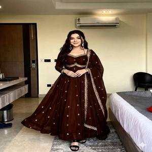 ชุดเดรสออกแบบโดย VASTRA COTTAGE ผ้าจอร์เจียต์เนื้อหนา แต่งเลื่อมปักที่คอ แขนยาว กระโปรงบานเต็มตัว พร้อมผ้าคลุมไหล่ - Product Image 3