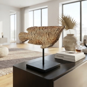 Sculpture artisanale en bois de teck rustique sculpté de poisson arowana, avec base en métal, pour décoration de table ou d'appoint, style nautique. - Product Image 3