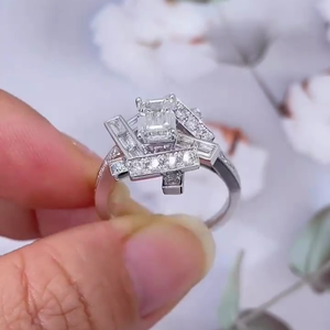 Bague de fiançailles en émeraude certifiée IGI 3.00 carats avec pierres latérales taille baguette, style unique, halo, pavé, alliance élégante - Product Image 4