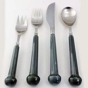 Ensemble de couverts élégants en acier inoxydable, manches au design artisanal, parfait pour les mariages, les hôtels, les restaurants et les fournitures en gros - Product Image 1