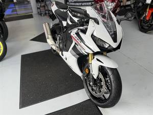 Las Mejores Motocicletas Nuevas CBR1000RR (ABS) 2025 en Stock - Product Image 2