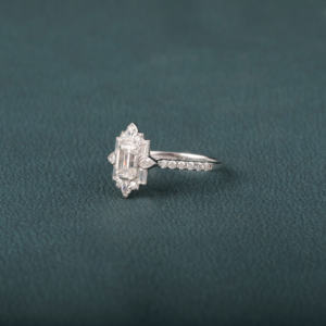 Anillo de compromiso solitario de diamante cultivado en laboratorio de corte esmeralda de oro sólido de 14K, Diamante de corte de pera, regalo clásico para mujer IGI - Product Image 3