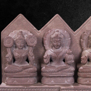 Sculpture en pierre de Konark faite à la main Ashta Lakshmi Feature Showpiece pour les occasions de Noël et Diwali (13x3 pouces) - Product Image 2