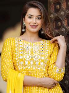 Vêtements ethniques indiens de meilleure qualité, pantalon Kurti en rayonne coupe Nyra avec dupata, fabricant de mode pour femmes en inde - Product Image 3