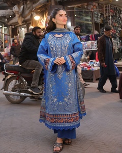 Colección de Dhoti Punjabi y Salwar Kameez de Diseñador Indio y Pakistaní 1086, Ropa de Fiesta y Boda para Mujer Hecha de Seda - Product Image 3