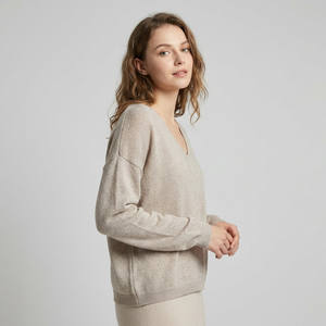 Maglione a V in maglia fine con paillettes e bordi a costine - Product Image 1