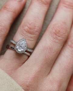 Anillo de compromiso Halo de diamante de corte Pera de 10x7mm | Banda pavimentada chapada en oro de 18 quilates de plata esterlina | OEM personalizado de joyería fina minimalista - Product Image 2