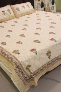 Hand <b>Block</b> Print Jaipuri Quilt Handmade Bedsheet Floral Print and Attractive Flower Design Pattern Reversible Pattern Design - Product Image 3