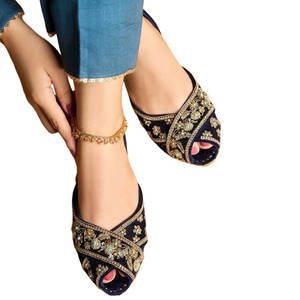 Khussa de Terciopelo para Mujer, Fabricación Pakistaní 2026, Diseño Impreso de Moda, Alta Calidad, Antideslizante, Hecho a Medida - Product Image 1