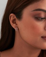 Huggies à griffes en diamant à trois lignes avec diamants brillants et ronds cultivés en laboratoire Boucles d'oreilles en or rose 14 carats du fabricant