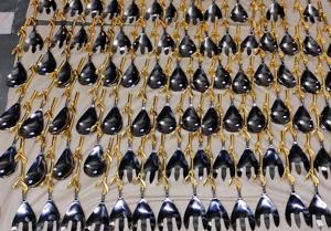 Juego de dos utensilios de cocina de acero inoxidable con diseño de hoja dorada, servidores de ensalada, cuchara y tenedor, para restaurante. - Product Image 6