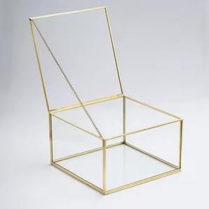 Boîte en verre trempé doré en laiton de luxe de grande taille pour la décoration de la maison, le rangement de chocolats, de bijoux et d'accessoires - Product Image 1