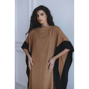Vestido Kaftán Largo de Gasa en Color Moca Dune - Cintura Natural Discreta, Cuello Barco Transpirable, Ideal para Fiestas, Tallas XS/SM/L - Product Image 2