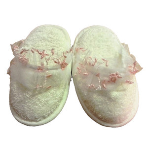 รองเท้าแตะเปิดนิ้วเท้าผ้าทูลล์สีชมพู - Product Image 2