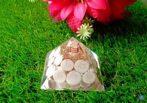 2024 dernière meilleure qualité Gomti Chakra pierre précieuse Orgonite pyramide Agate sculptée pour la guérison méditation en gros - Product Image 6