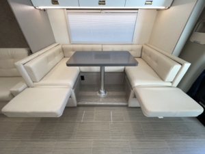 Camping-car de luxe classe C Winnebagos View 2025 d'occasion avec intérieurs spacieux en aluminium et acier, 4 à 8 passagers, à vendre - Product Image 2