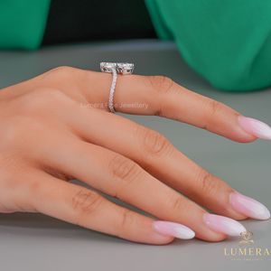 Bague Statement Toi Et Moi en diamant avec pierres de taille poire et princesse, tige incurvée avec micro-pavé de diamants, pour femme - Product Image 5