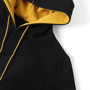 Hoodie unisexe Winter State Black Prep en molleton de coton biologique premium avec poche kangourou, motif mascotte Hornet, écologique, couleur unie - Product Image 4