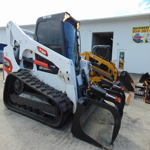 Chargeuse-pelleteuse Bobcat T770 modèle 2023 avec moteur Kubota et grappin, pompe et boîte de vitesses blanches et rouges - Product Image 5