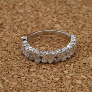 เพชรทรงบาแกตต์คุณภาพ VVS2 สี E เพชรเลี้ยงในห้องปฏิบัติการสำหรับผู้หญิง ฉลองครบรอบ/งานแต่งงาน ดีไซน์ทันสมัย ทอง 10K รับรองโดย IGI ขายส่งตามสั่ง - Product Image 5