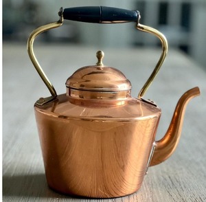 Bouilloire en cuivre intemporelle avec forme classique et caractéristiques détaillées conçue pour les chefs décorateurs et les magasins d'antiquités - Product Image 6