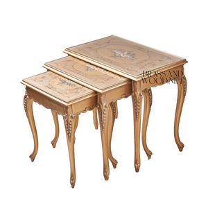 Ensemble de tables gigognes classiques dorées avec élégantes jambes courbées sculptées à la main et détails décoratifs pour une décoration intérieure de luxe - Product Image 2