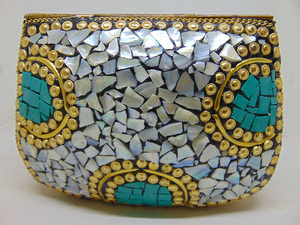 Pochette brodée artisanale indienne pour femme avec cadre en laiton et métal, ornée de miroirs et de Gota Patti, de Delhi Lowellcraft.com - Product Image 2