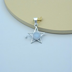 Colgante de Piedra Lunar Plateada con Diseño de Estrella Único, Joyería Fina Hecha a Mano con Piedras Preciosas Ligeras - Product Image 2