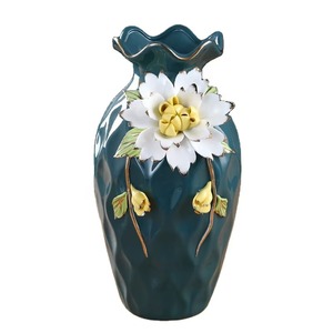 Llamativo; los floreros de cerámica realzan el equilibrio visual de los arreglos florales mediante su forma estructurada. - Product Image 3