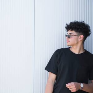 T-shirt d'été décontracté à manches courtes et col rond pour homme T-shirt noir personnalisé de haute qualité avec logo sur demande pour homme d'été - Product Image 2