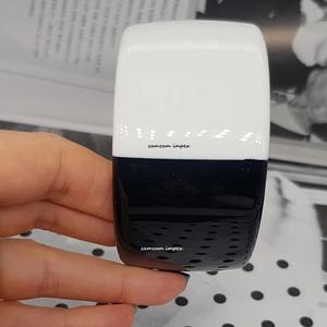 Bracelet manchette en résine large noir et blanc audacieux bijoux de déclaration bicolores faits à la main pour les femmes Style moderne et artistique - Product Image 6