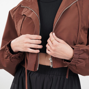 Chaqueta corta Varsity para mujer con manga larga Chaquetas universitarias cortas de béisbol de ajuste regular para mujer con tamaño y logotipo personalizados - Product Image 2