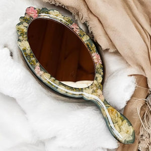 Miroir à main en résine avec finition lisse et brillante, parfait pour un usage quotidien, le maquillage ou des fins décoratives, ajoutant une touche élégante - Product Image 1