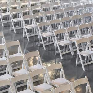 Chaises de restaurant empilables en bois style farmhouse, chaises de salle à manger extérieures, chaises pour événements et banquets, en vente à prix réduits - Product Image 6