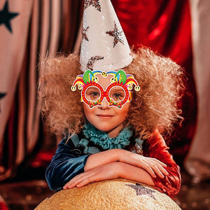 Lunettes de fête d'anniversaire sur le thème du cirque - Accessoires photo amusants en plastique pour les célébrations sur le thème des parcs d'attractions - Product Image 3